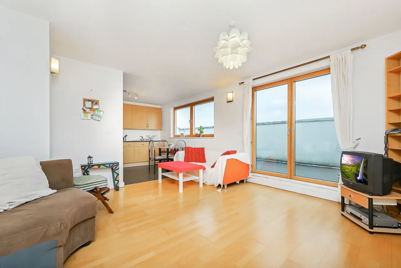 21 Lauriston Apartments, Ambleside Close, London, photo 10