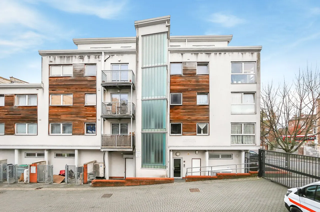 2 bed flat for sale — 21 Lauriston Apartments, Ambleside Close, London