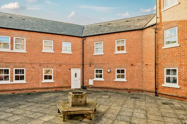 3 bed flat for sale, Nymet Court, Aylesbury, HP19