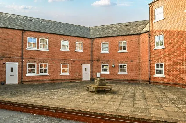 Nymet Court, Aylesbury, HP19, photo 18