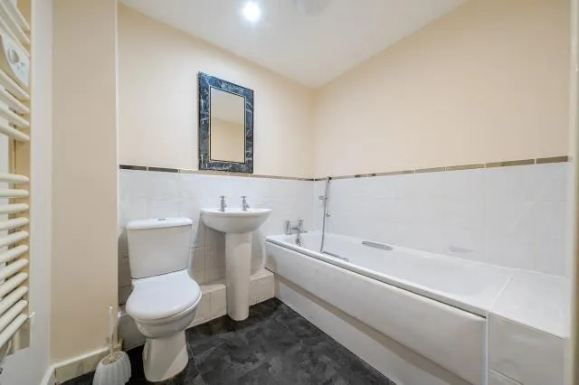 Nymet Court, Aylesbury, HP19, photo 17