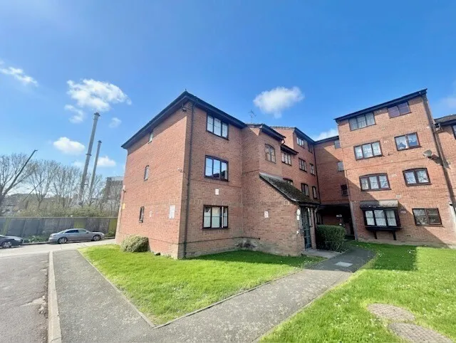 2 bed flat to rent, Tenney House Grays, RM17