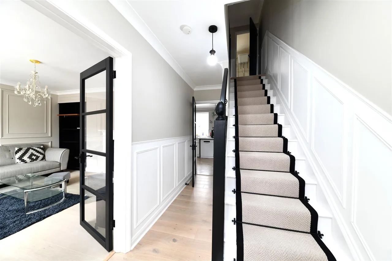 Manor Close, Hertford, Herts, SG14 3JZ, photo 2
