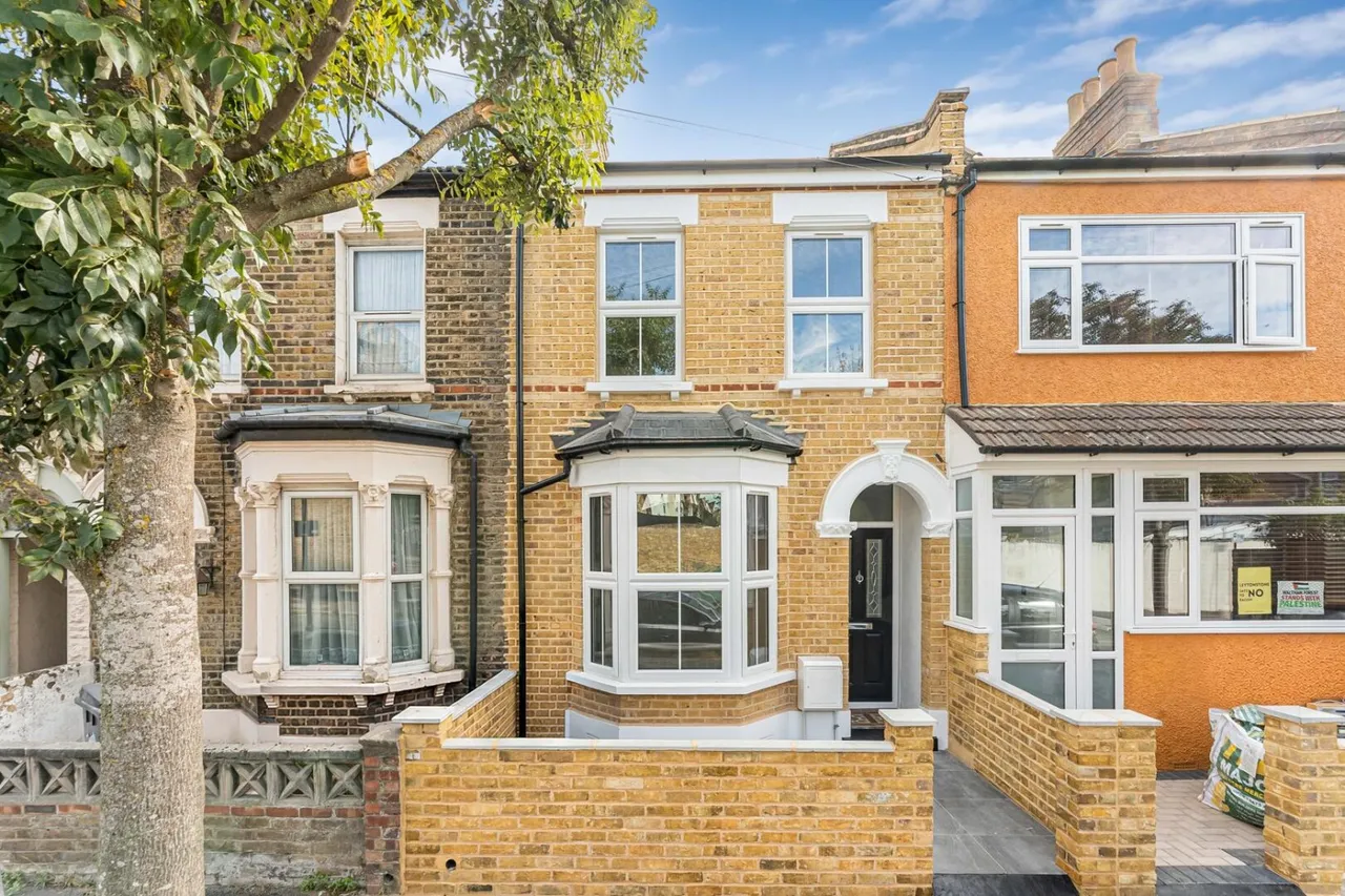 2 bed house for sale, Cary Road, London, E11