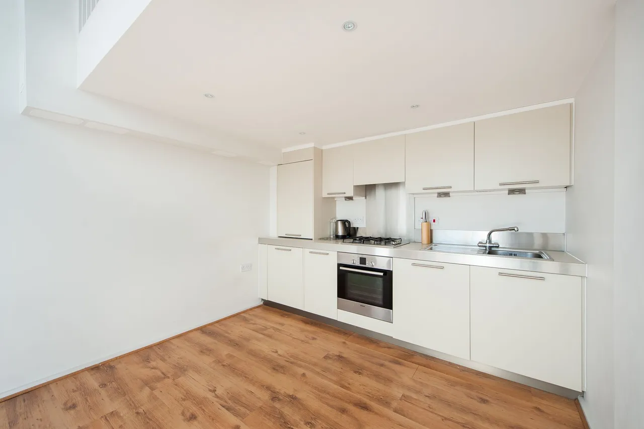 Flat 21 Schoolhouse Yard, Bloomfield Road, London, photo 5