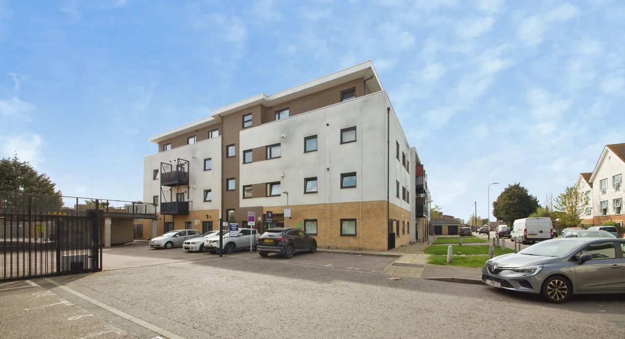 1 bed flat for sale — Spring Gardens, Romford, RM7