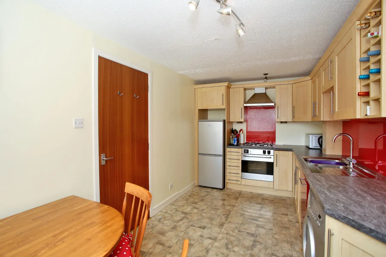 Richmond Court, Rosemount, AB25, photo 7