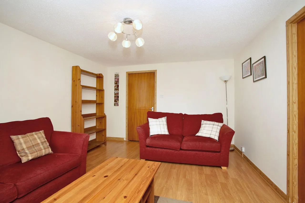 Richmond Court, Rosemount, AB25, photo 4