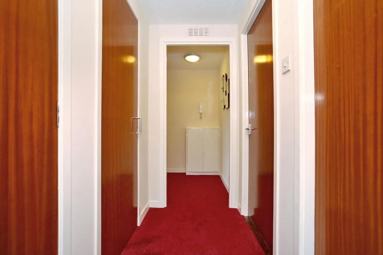 Richmond Court, Rosemount, AB25, photo 17