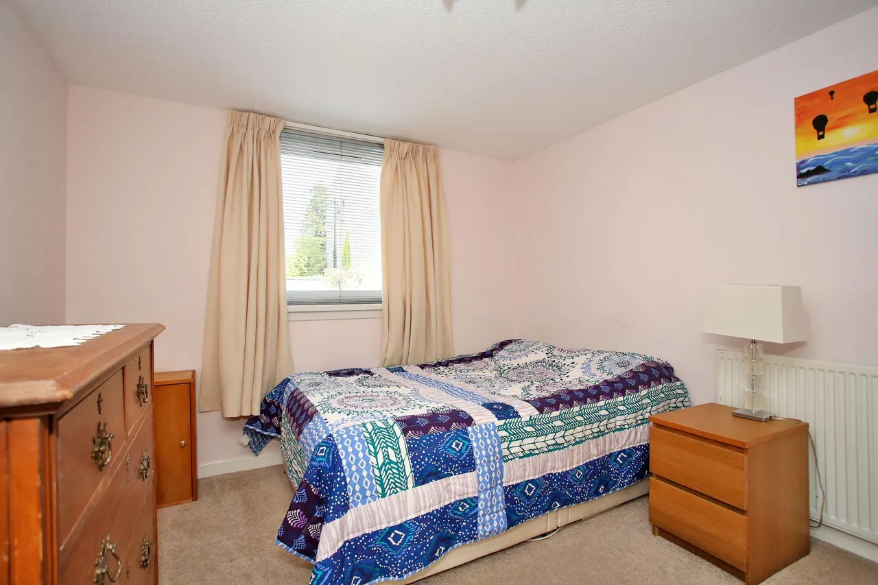 Richmond Court, Rosemount, AB25, photo 8
