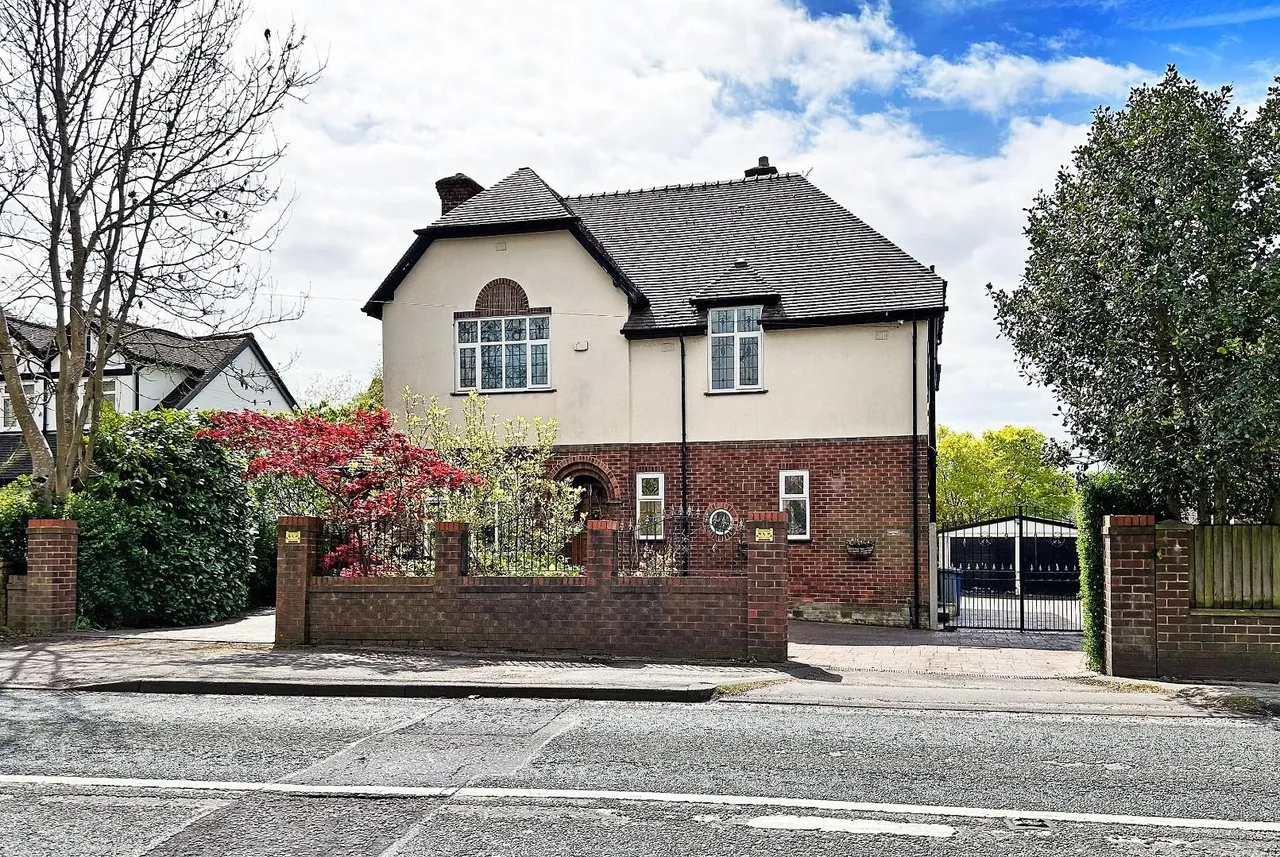 4 bed house for sale — Hale Road, Hale Barns, Cheshire WA15 8TD