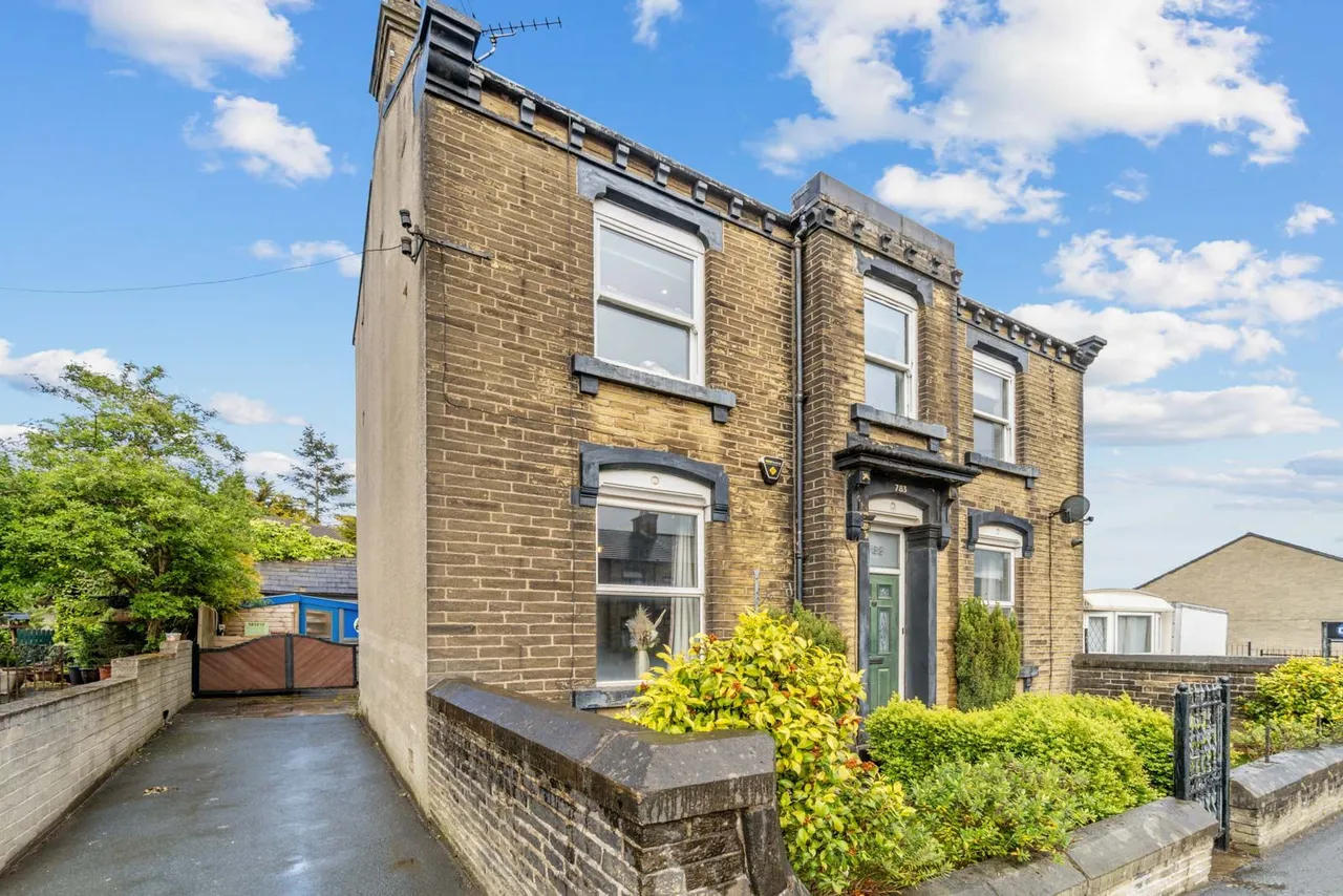 4 bed house for sale, Cleckheaton Road, Oakenshaw