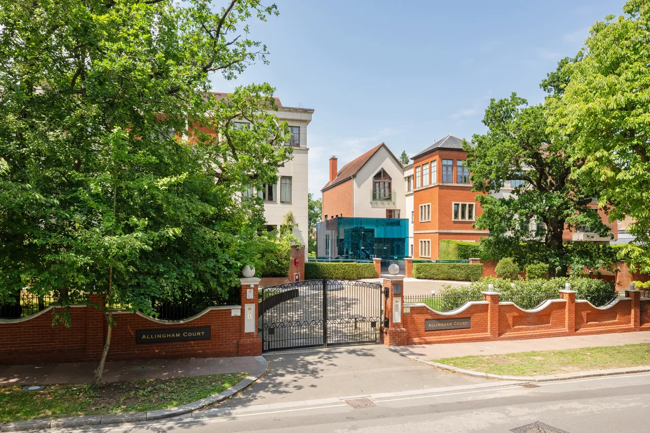 The Bishops Avenue, Finchley, London, photo 3