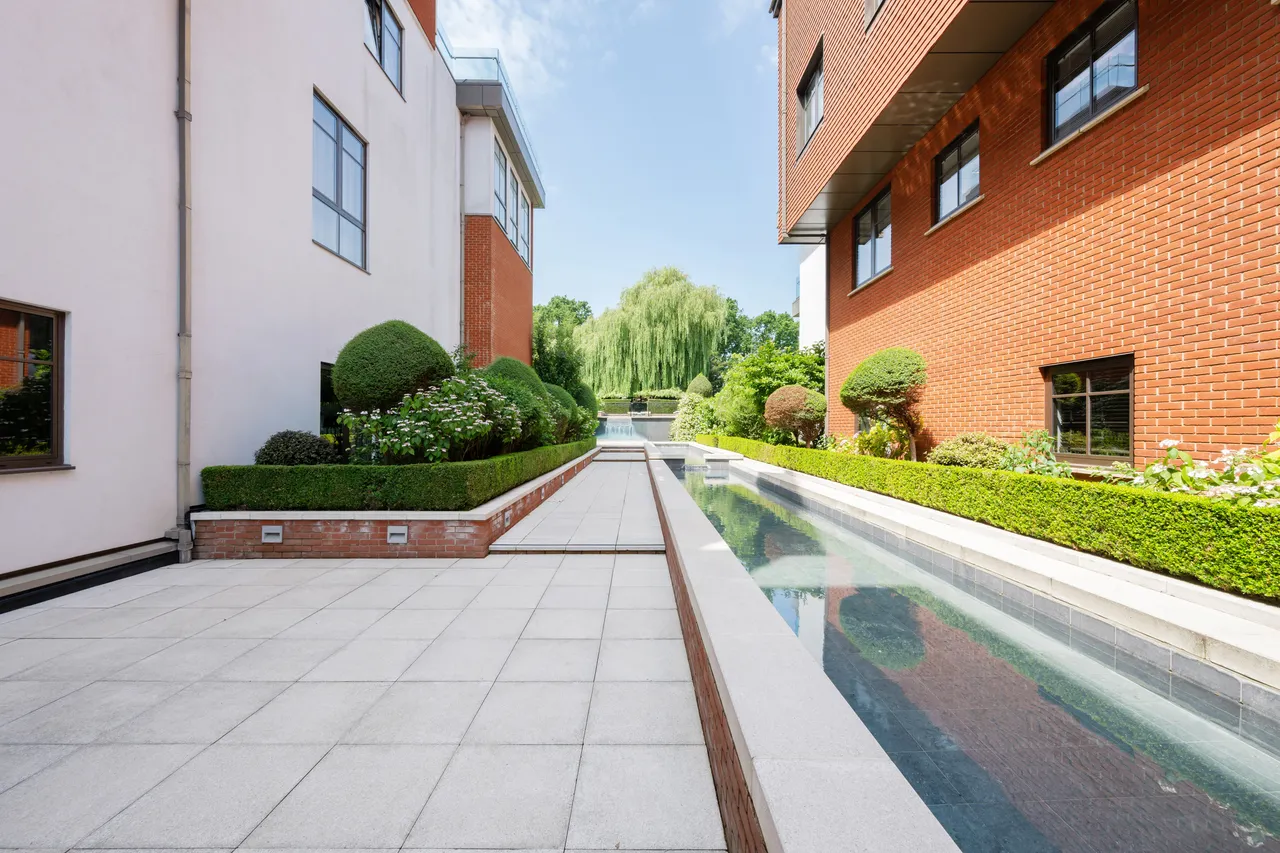 The Bishops Avenue, Finchley, London, photo 2