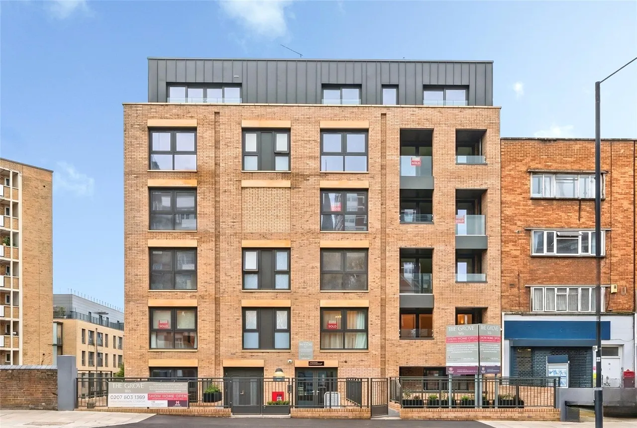2 bed flat for sale, Shepherds Bush Road, W6