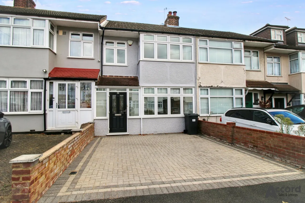 3 bed house to rent — Macdonald Avenue, Hornchurch, RM11