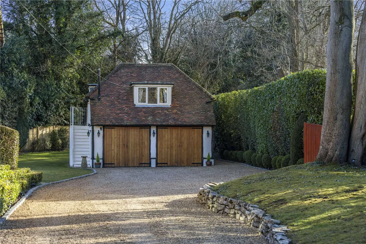 Gravelpits Lane, Gomshall, Guildford, Surrey, GU5 9LX, photo 12