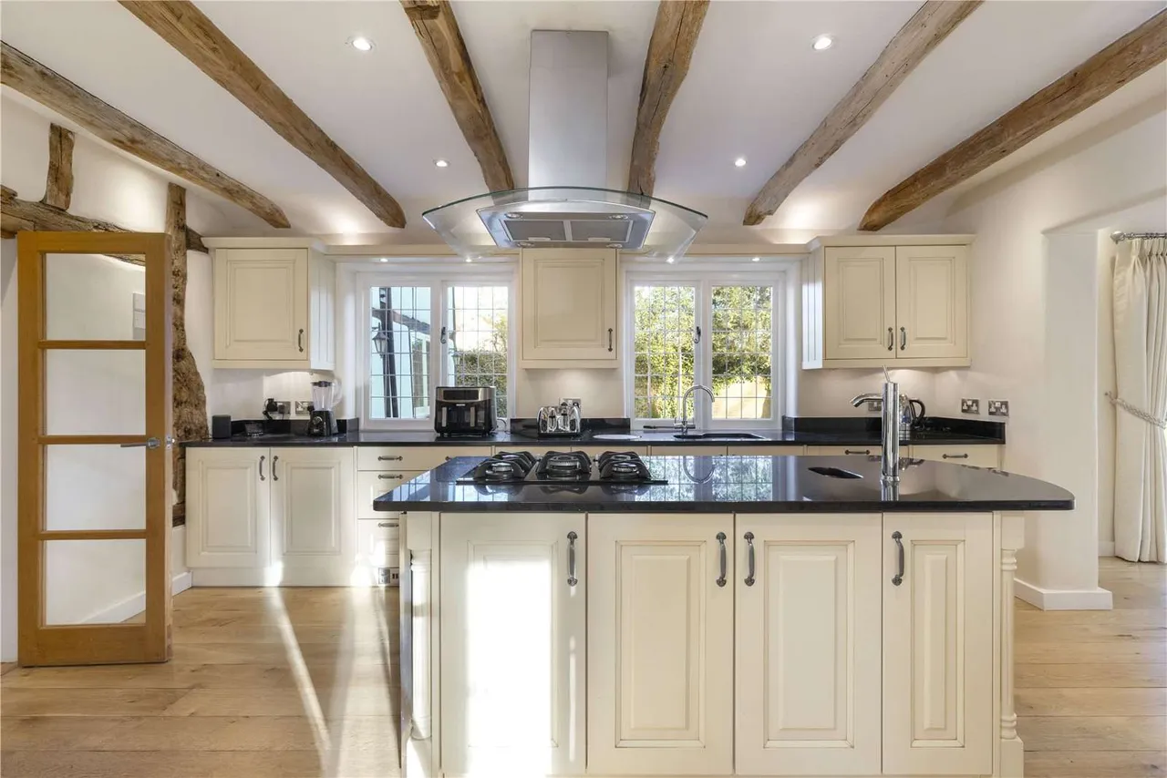 Gravelpits Lane, Gomshall, Guildford, Surrey, GU5 9LX, photo 2