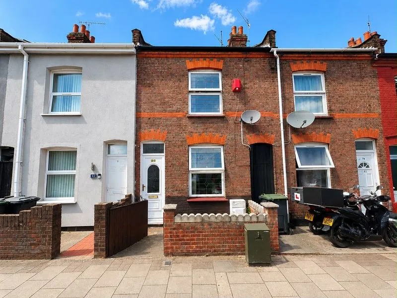 3 bed house for sale — Oak Road, Luton LU4 8AD