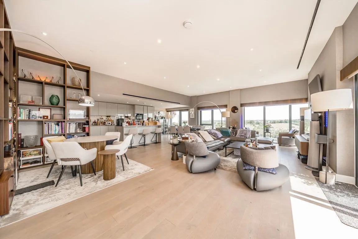 4 bed flat to rent — Beaufort Square, Colindale