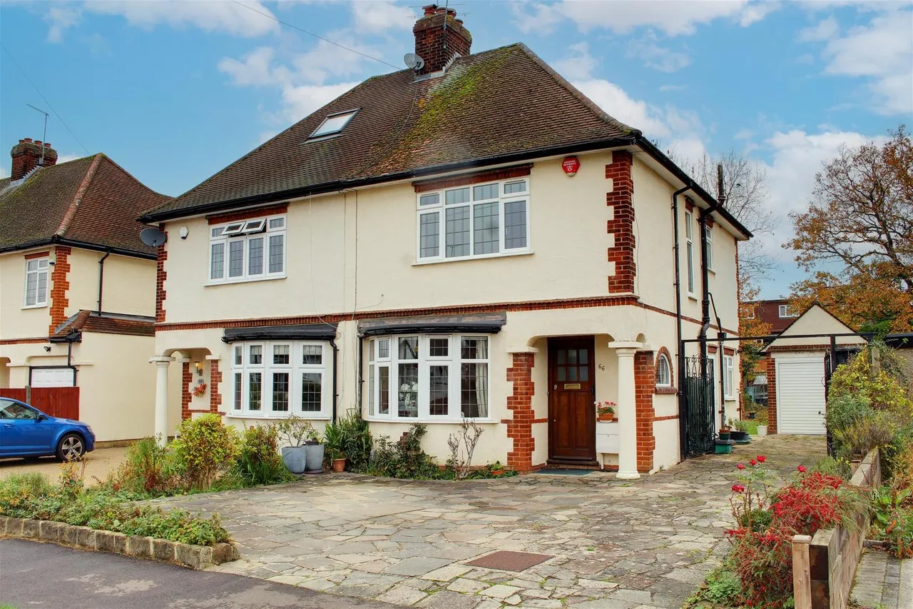 3 bed house for sale — Elmroyd Avenue, Potters Bar EN6 2EF