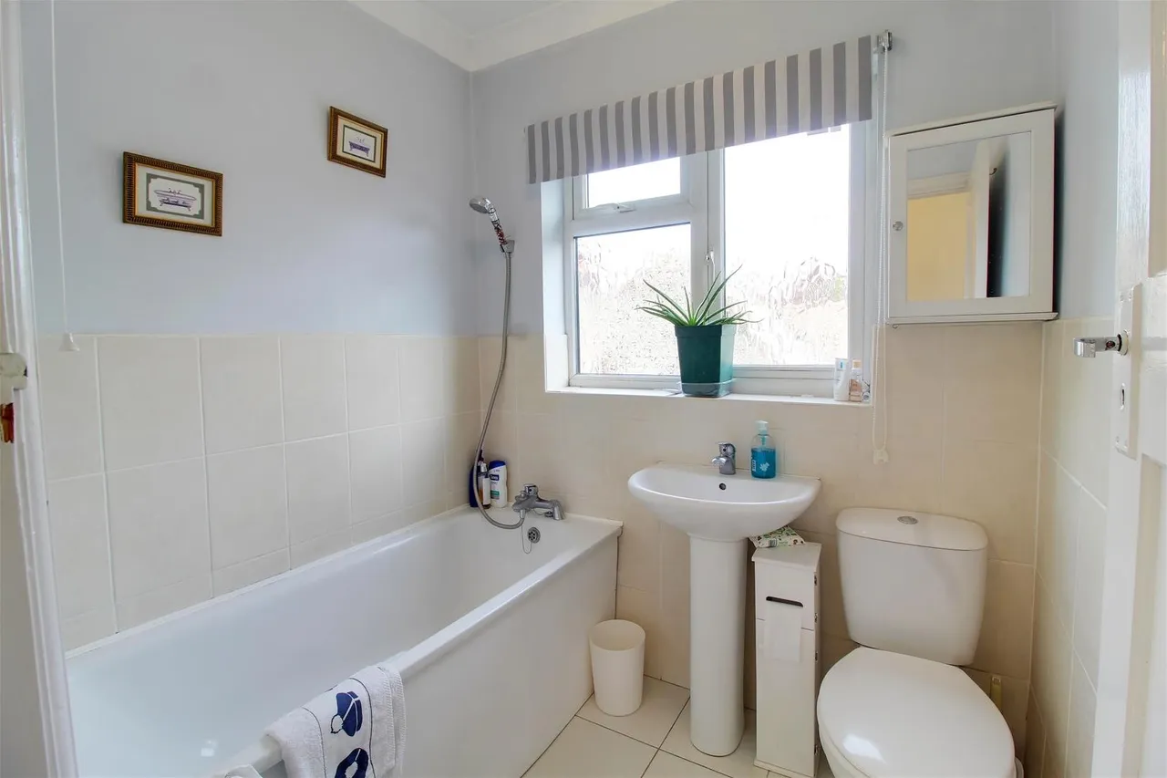 Elmroyd Avenue, Potters Bar EN6 2EF, photo 16