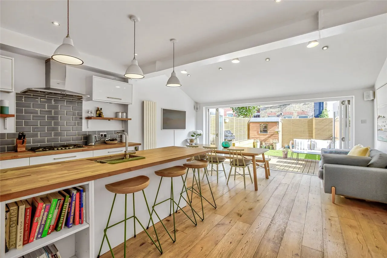 4 bed house for sale — Crowborough Road, Furzedown