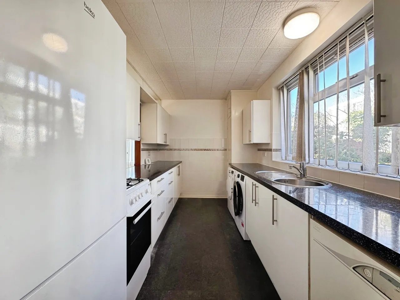 Stratton Close, Edgware, HA8, photo 2