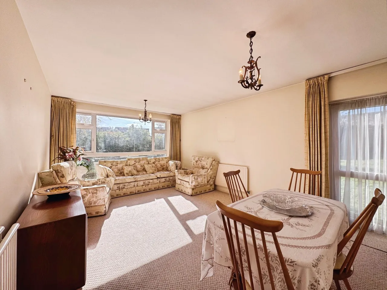 2 bed flat for sale, Stratton Close, Edgware, HA8