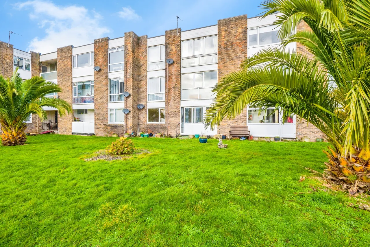 2 bed flat for sale — Park Road, Barry