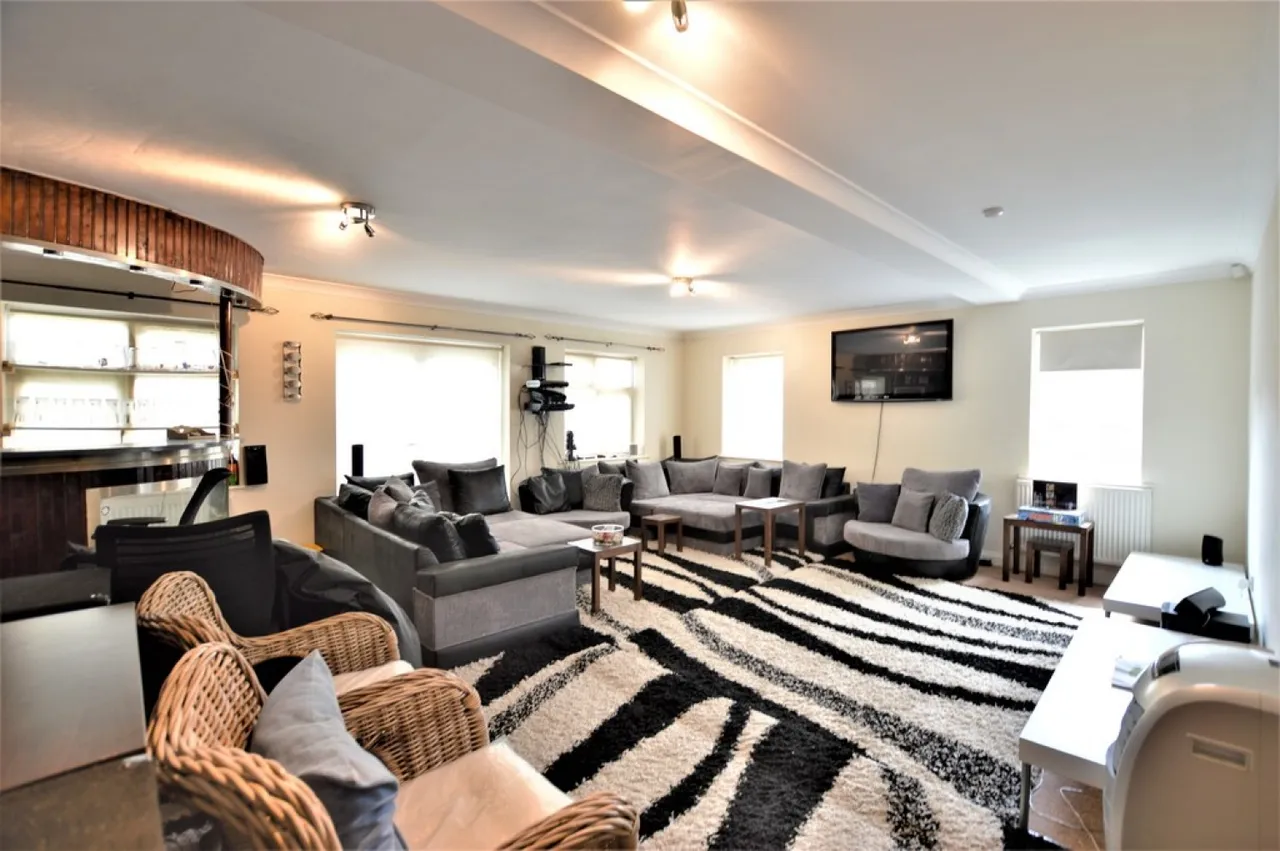 5 bed house to rent, Mulberry Drive, Langley, SL3