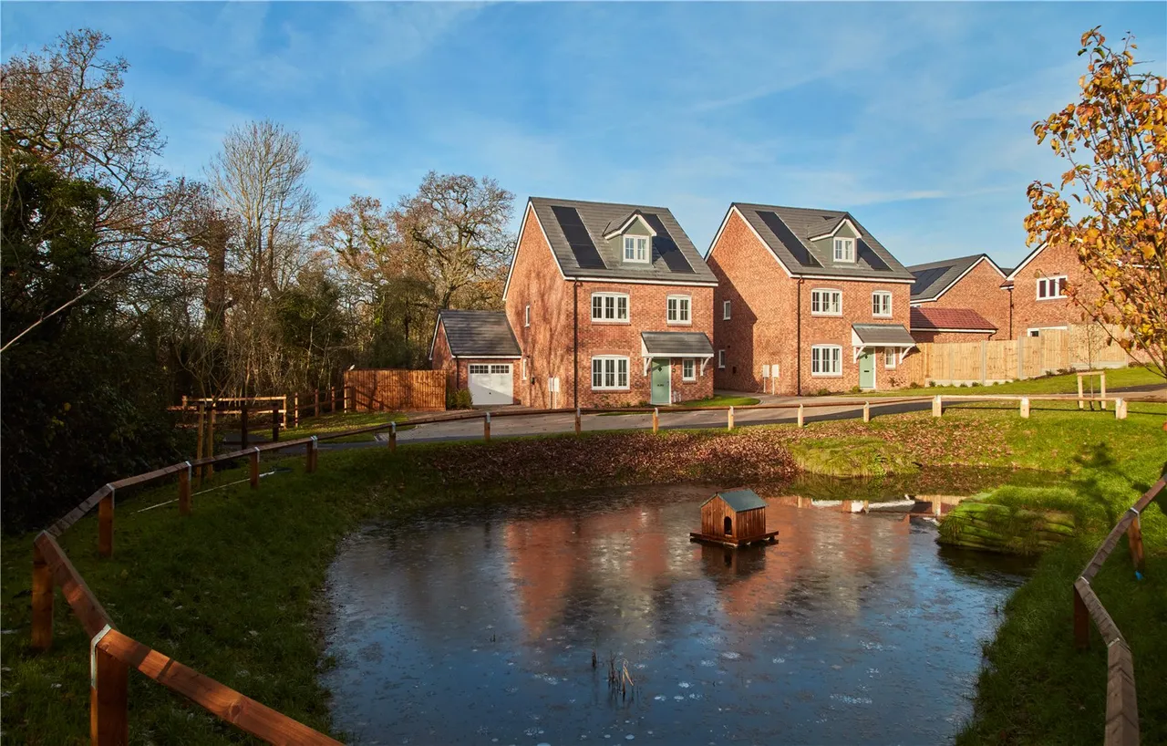 King George's Vale, Coronation Avenue, Cuffley, Hertfordshire, EN6 4FH, photo 24