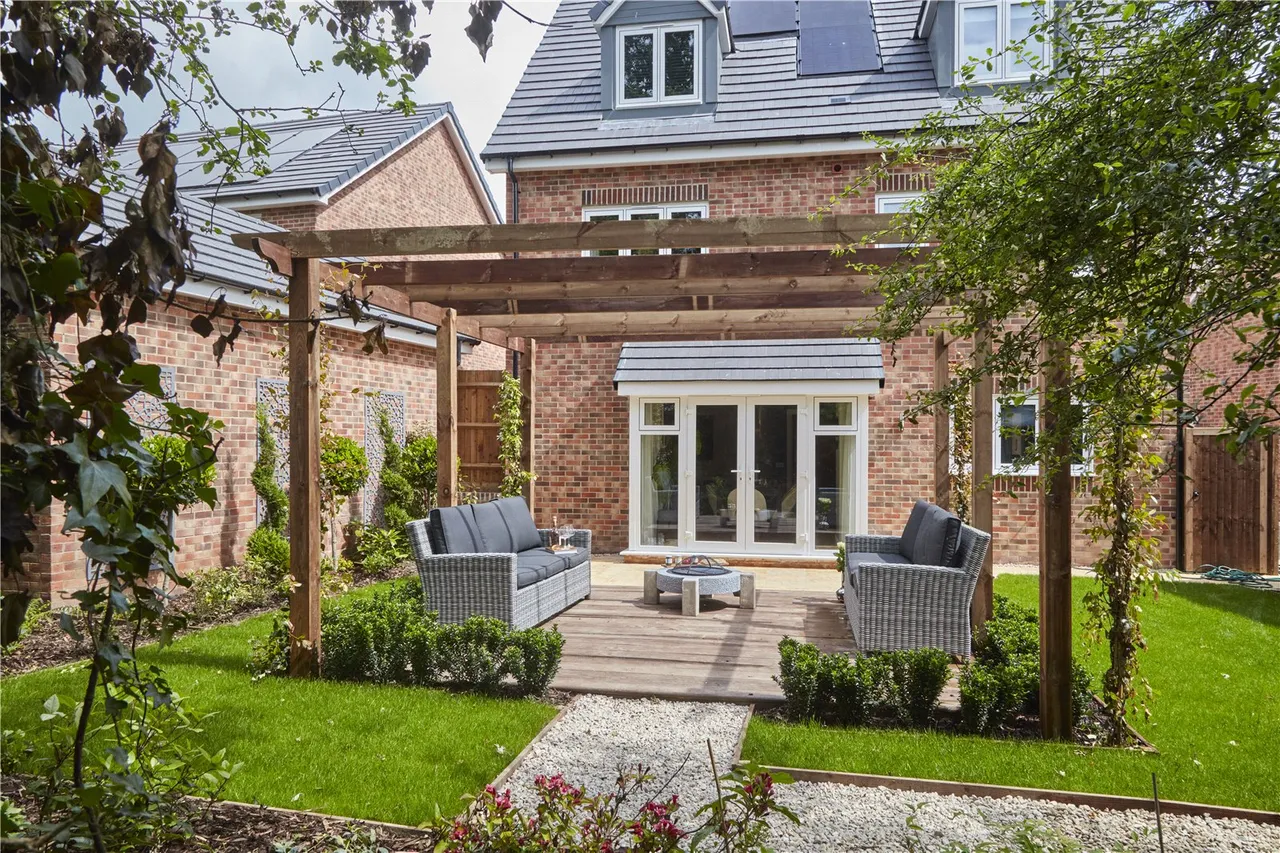 King George's Vale, Coronation Avenue, Cuffley, Hertfordshire, EN6 4FH, photo 25
