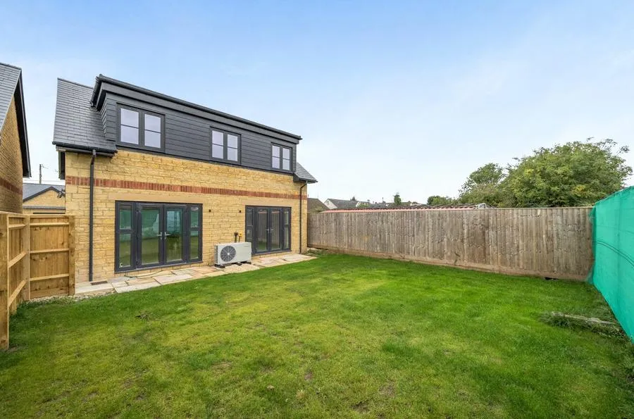 Milestone Road, Carterton, OX18, photo 11
