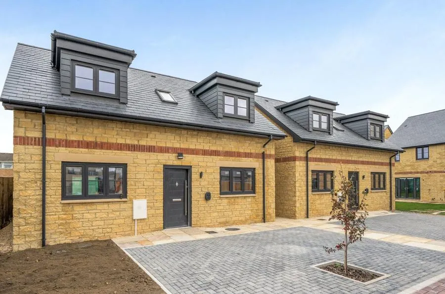 3 bed house for sale, Milestone Road, Carterton, OX18