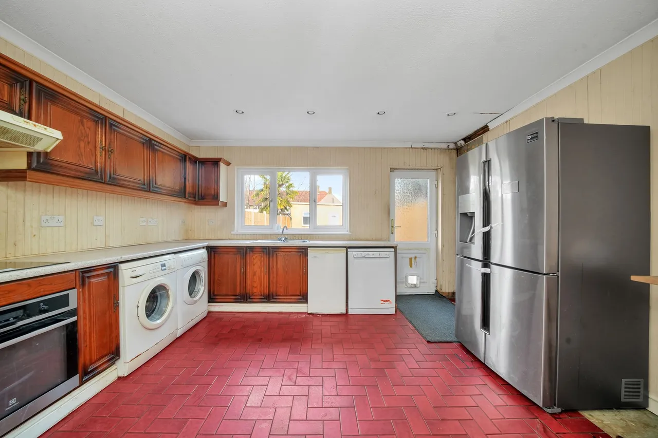 24 Chaplin Rd, Dagenham, RM9 6EL, photo 5