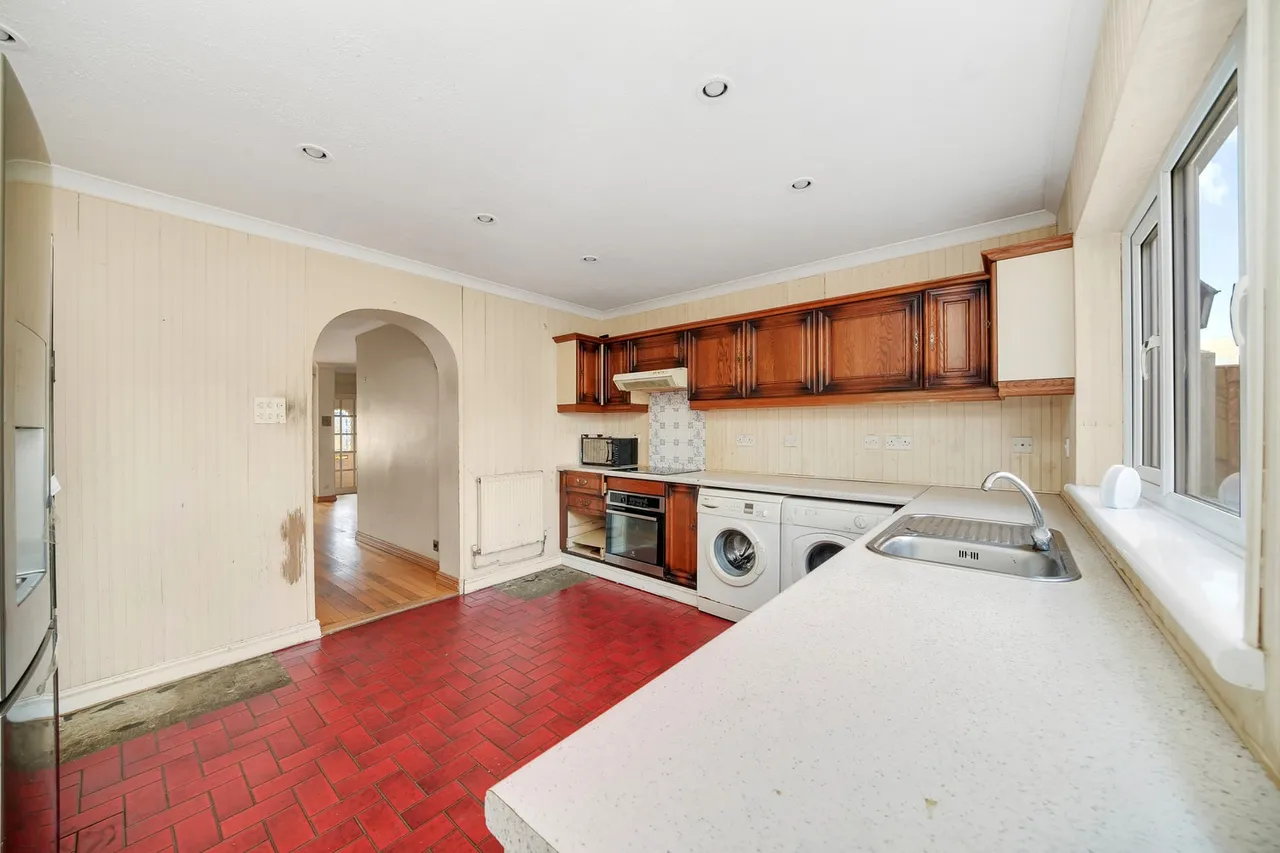 24 Chaplin Rd, Dagenham, RM9 6EL, photo 4