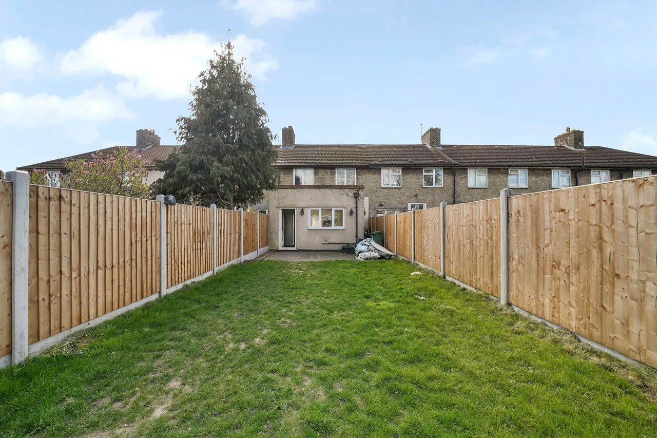 24 Chaplin Rd, Dagenham, RM9 6EL, photo 2