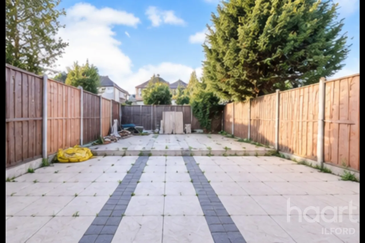 Shaw Avenue, IG11, photo 11
