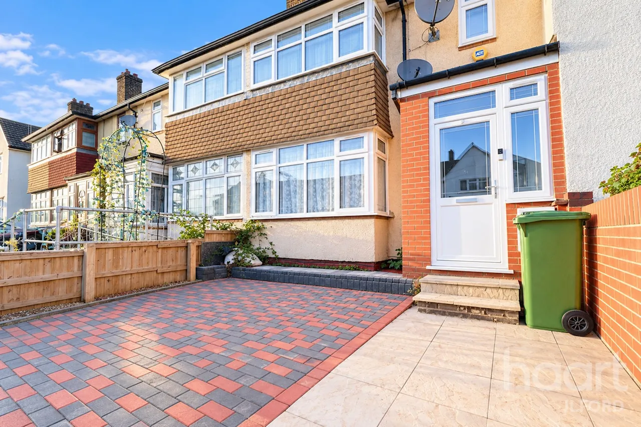 3 bed house to rent, Shaw Avenue, IG11