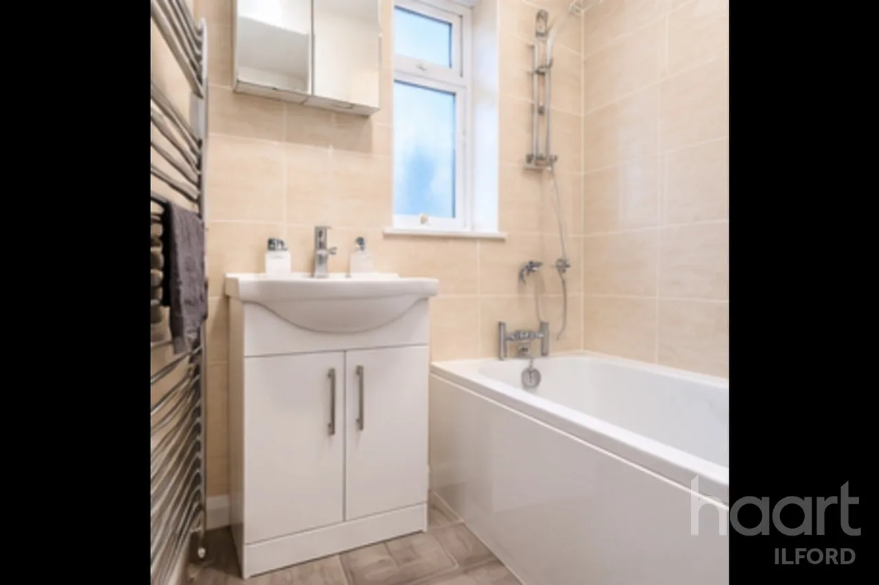 Shaw Avenue, IG11, photo 8