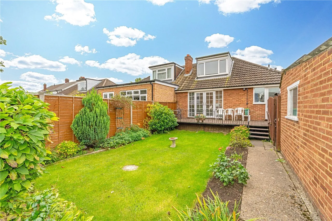 Weymead Close, Chertsey, KT16 8PG, photo 2