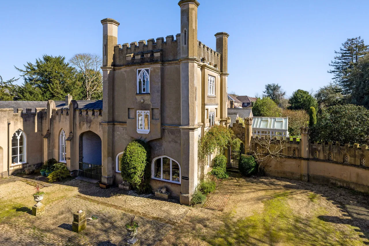 4 bed house for sale — High Street, Hadlow, TN11