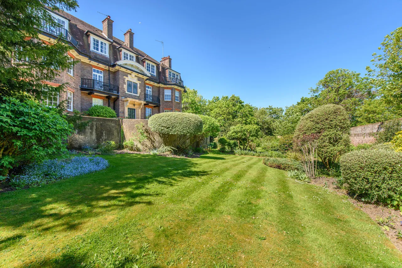 1 Cedar Court, The Drive, London, photo 3