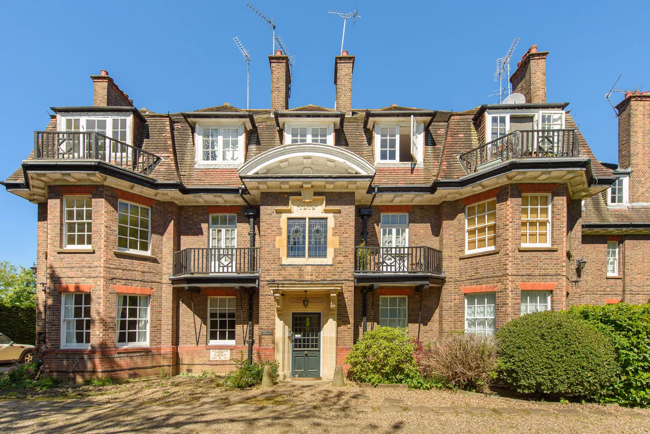 2 bed flat for sale — 1 Cedar Court, The Drive, London