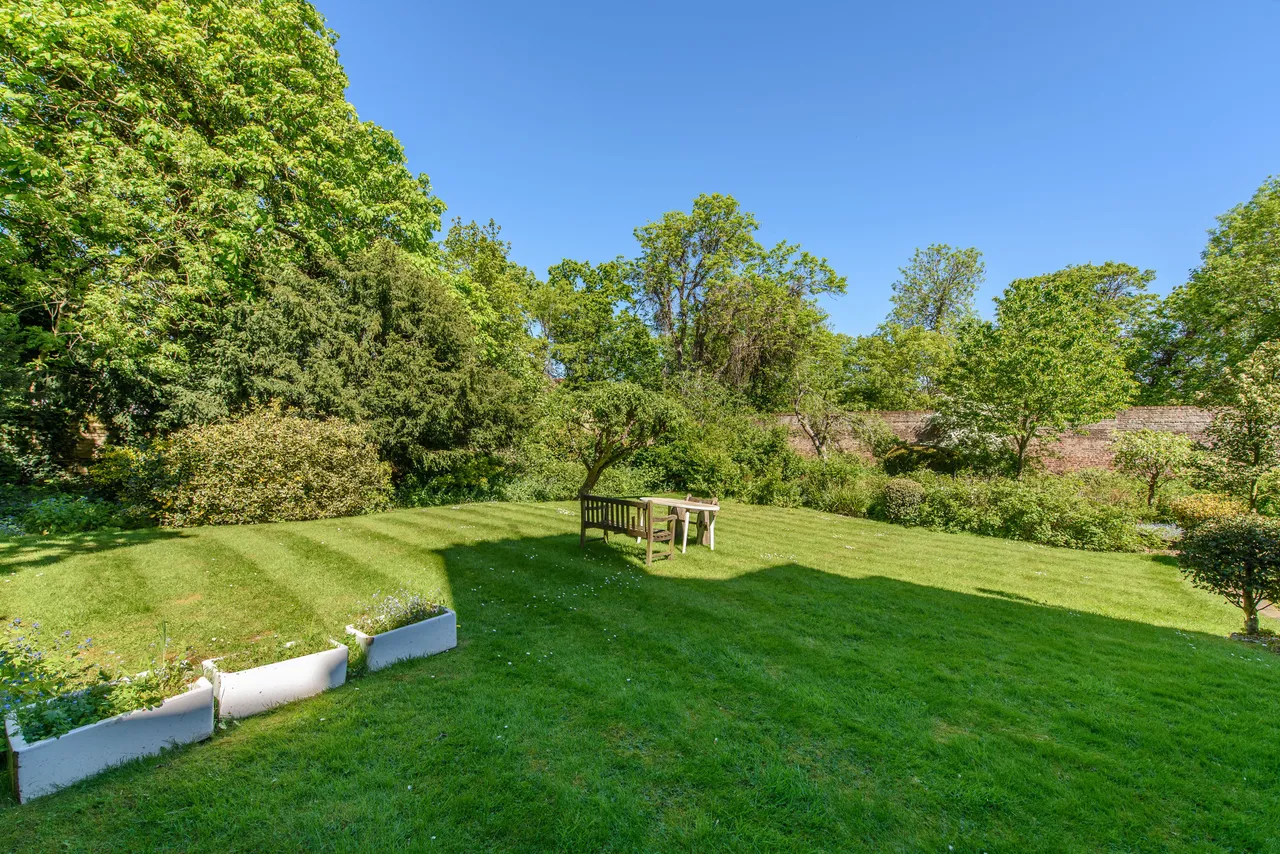 1 Cedar Court, The Drive, London, photo 9