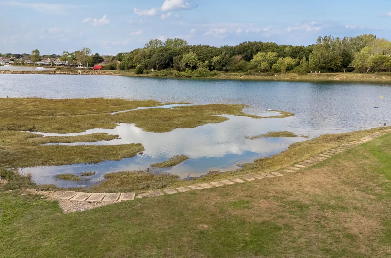 Eastoke Avenue, Hayling Island, PO11, photo 32