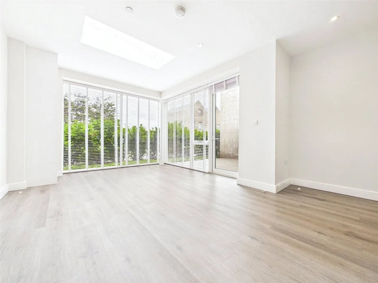 New Road, Rainham, RM13, photo 2