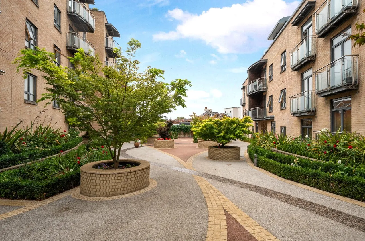 2 bed flat for sale, Epsom Road, Guildford, GU1