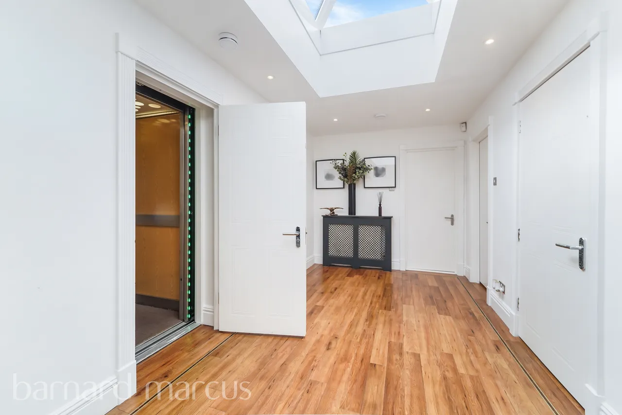 St. Monicas Road, Kingswood, KT20, photo 13